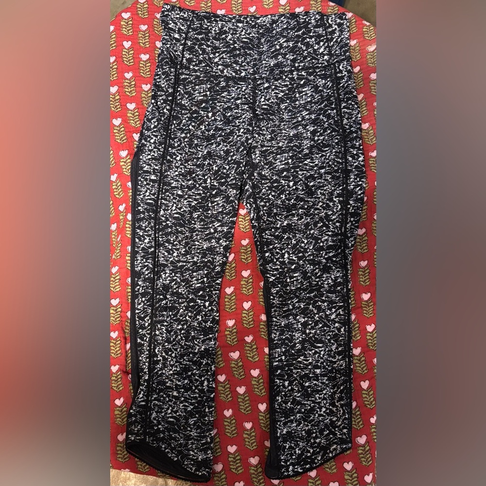 Lululemon Cropped leggings with Mesh- size 6